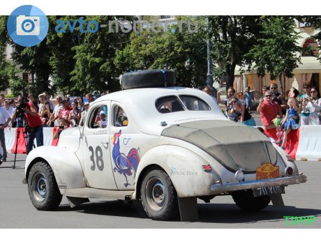 711 YUR, Ford Deluxe