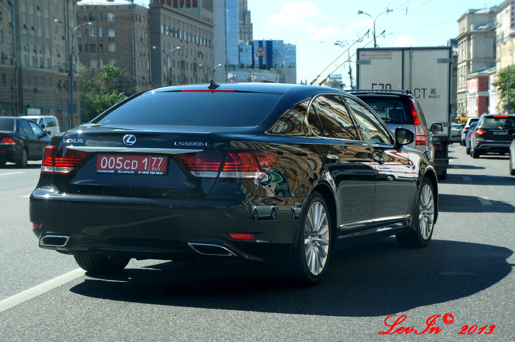 005 CD 1 77, Lexus LS 