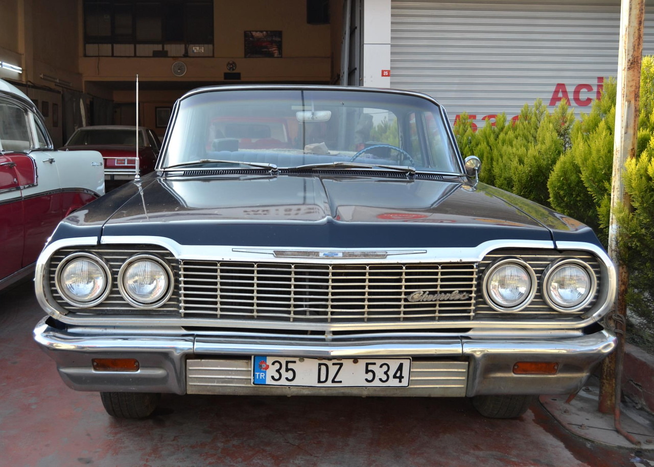 35 DZ 534, Chevrolet Biscayne 2nd gen 1964 4-door Sedan (1169/1269; B-body), 3rd facelift, 1963–1964