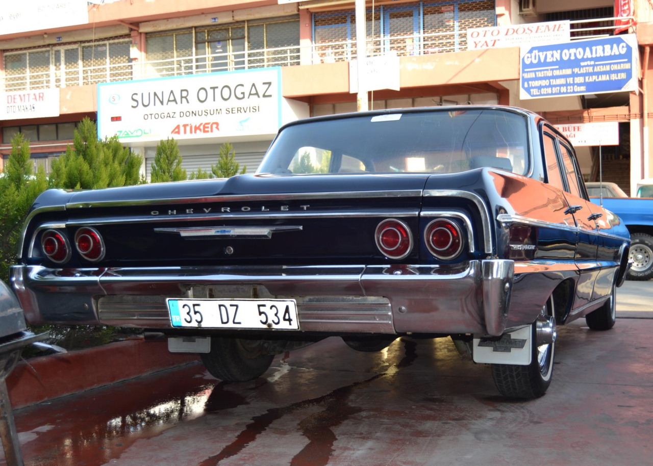 35 DZ 534, Chevrolet Biscayne 2nd gen 1964 4-door Sedan (1169/1269; B-body), 3rd facelift, 1963–1964
