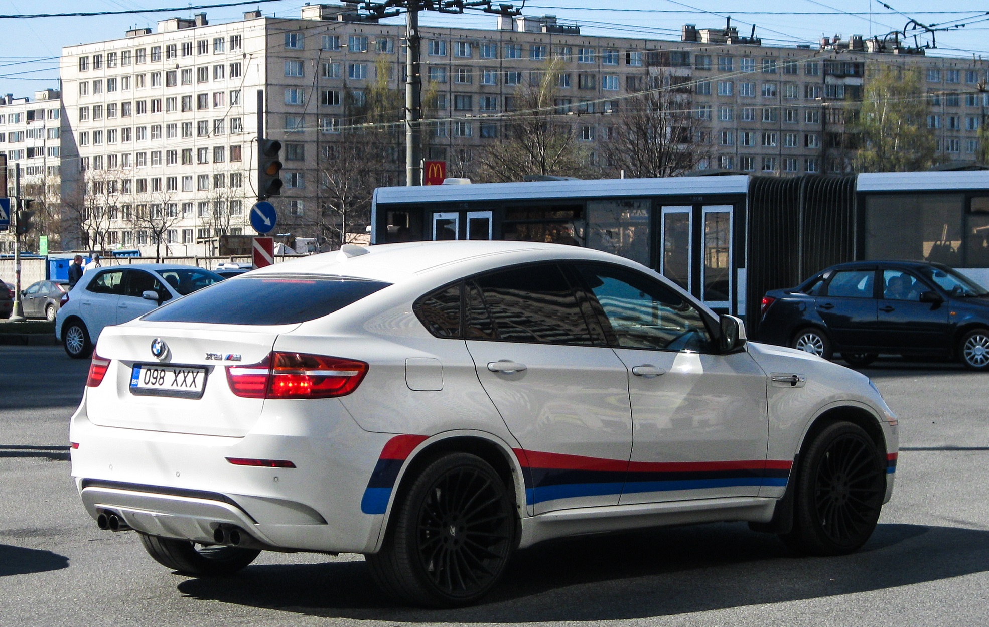 ФОТО ⟩ Ехавший по шоссе Таллинн-Тарту водитель заметил лежащий в кювете BMW