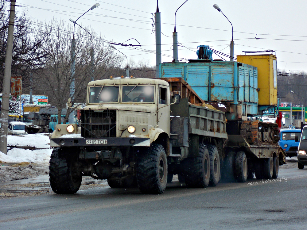 Краз 255 буксирует танк