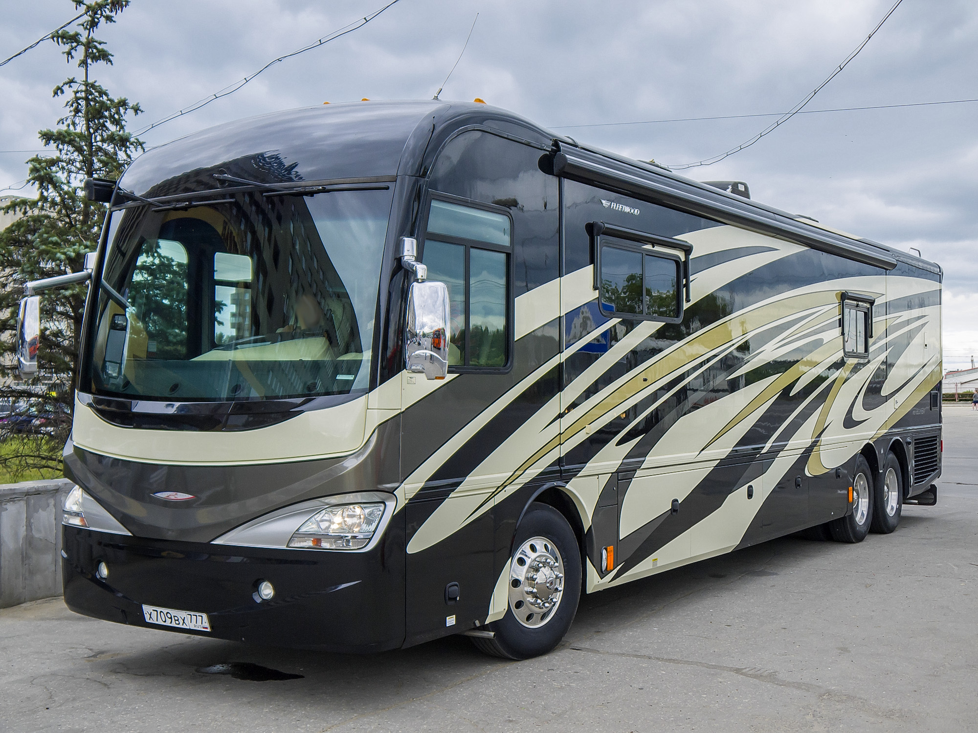 х 709 вх 777, Fleetwood Revolution 