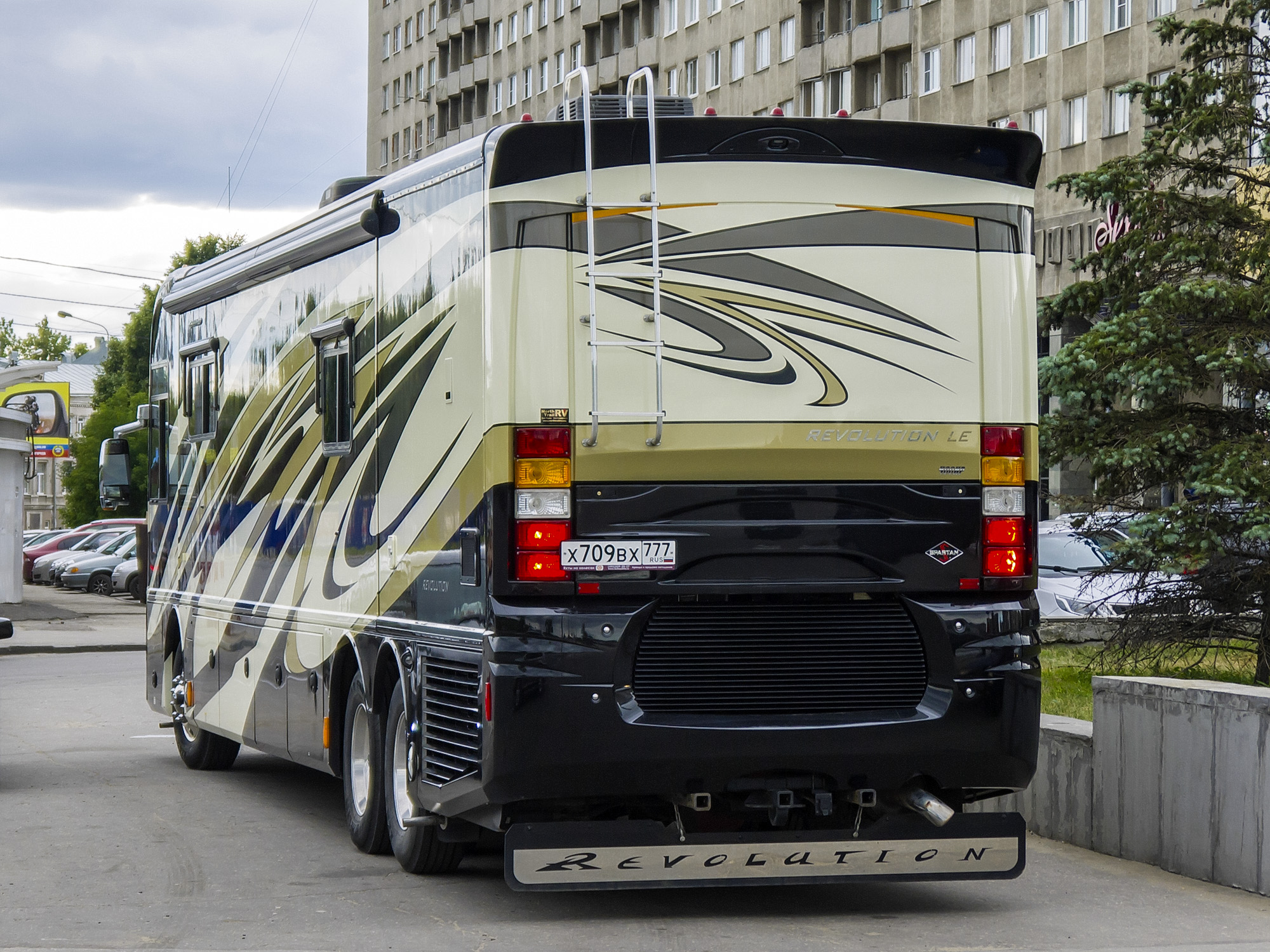 х 709 вх 777, Fleetwood Revolution 