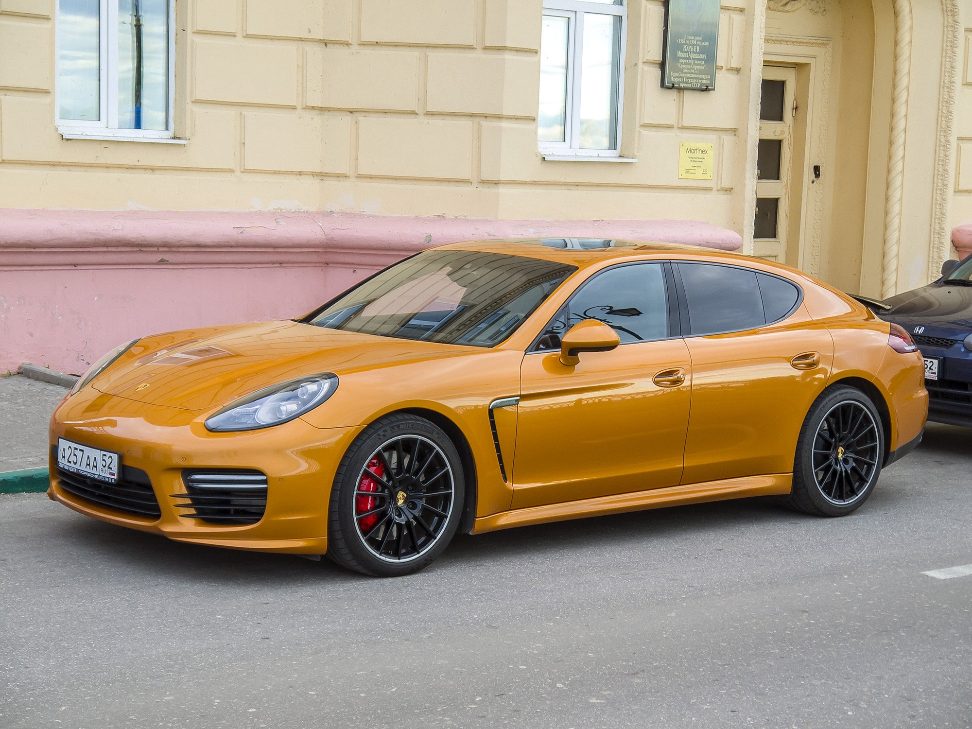 Porsche Panamera золотистый