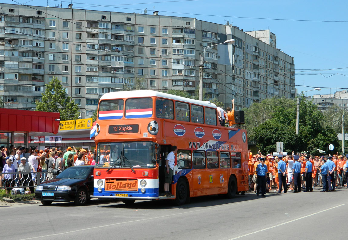 Фанаты в автобусе. Фанатский автобус. Оранжевый автобус Нидерланды. Автобус с фанатами. Автобус с болельщиками.