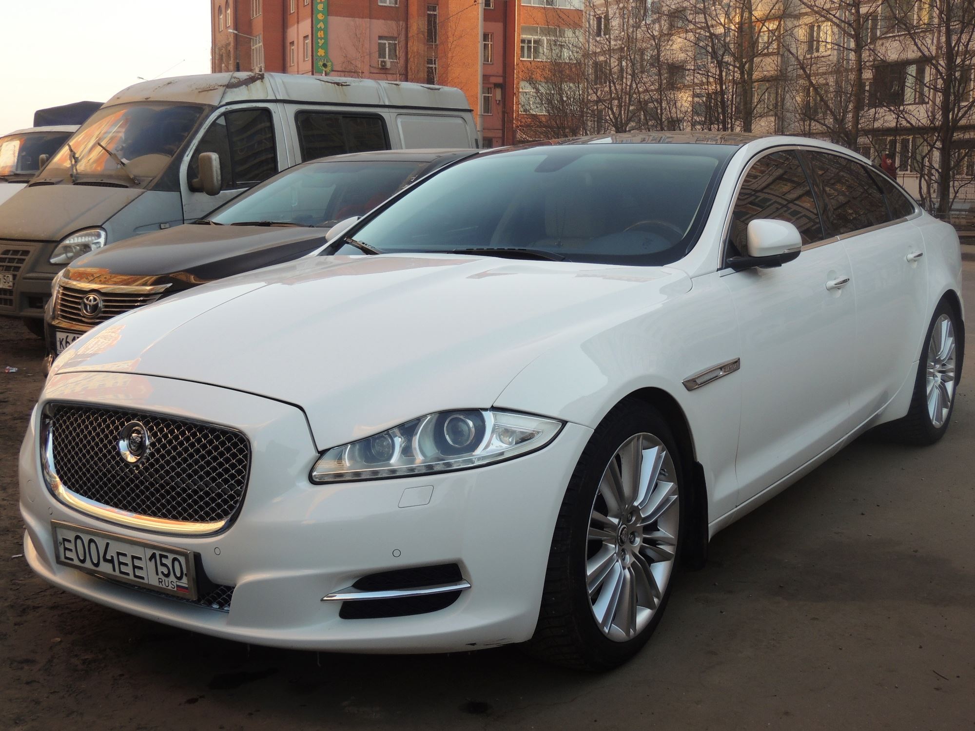 Jaguar XJ 2018 серебро