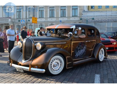 XÄ-445, Plymouth Deluxe