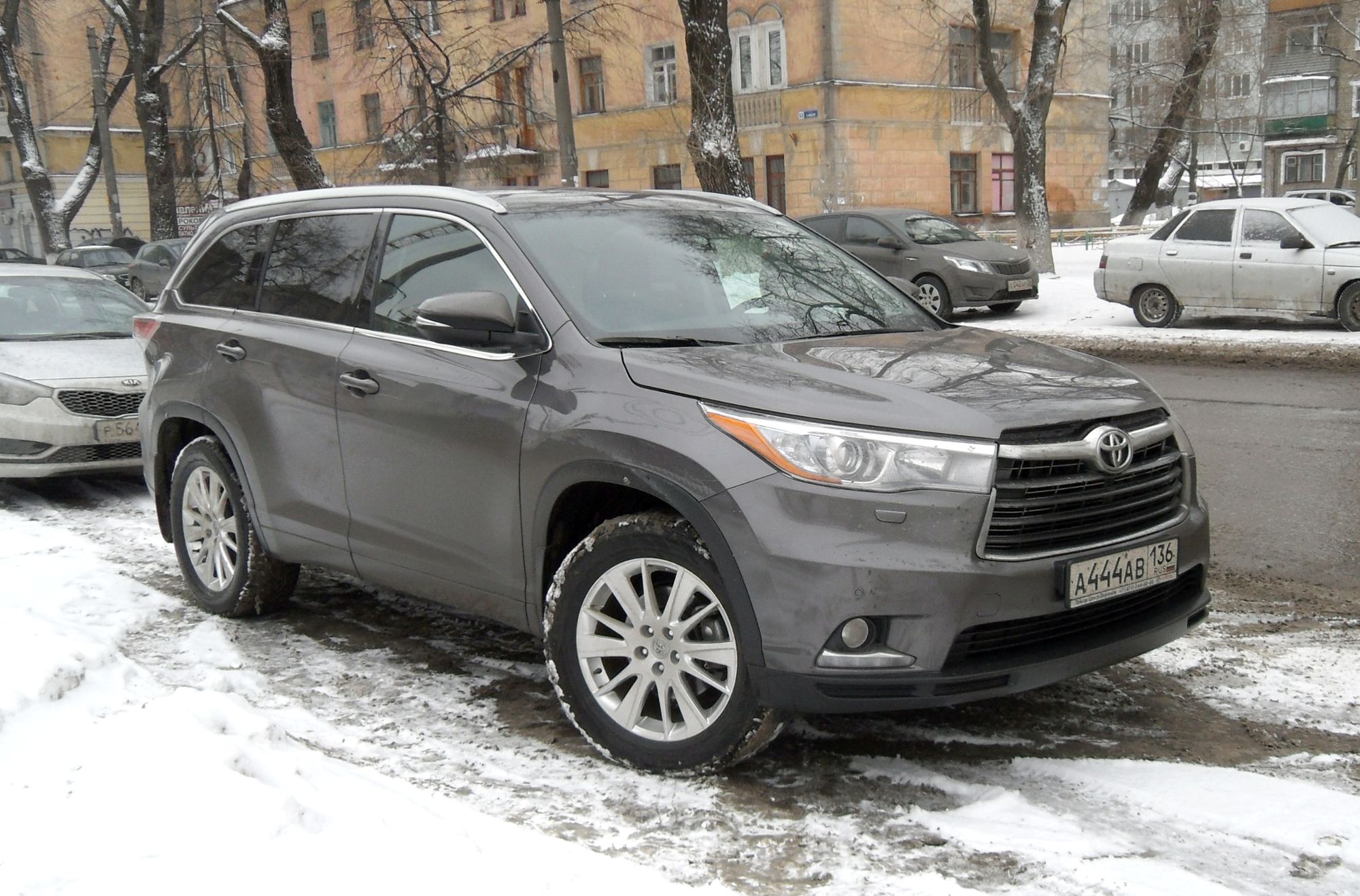 а 444 ав 136, Toyota Highlander 