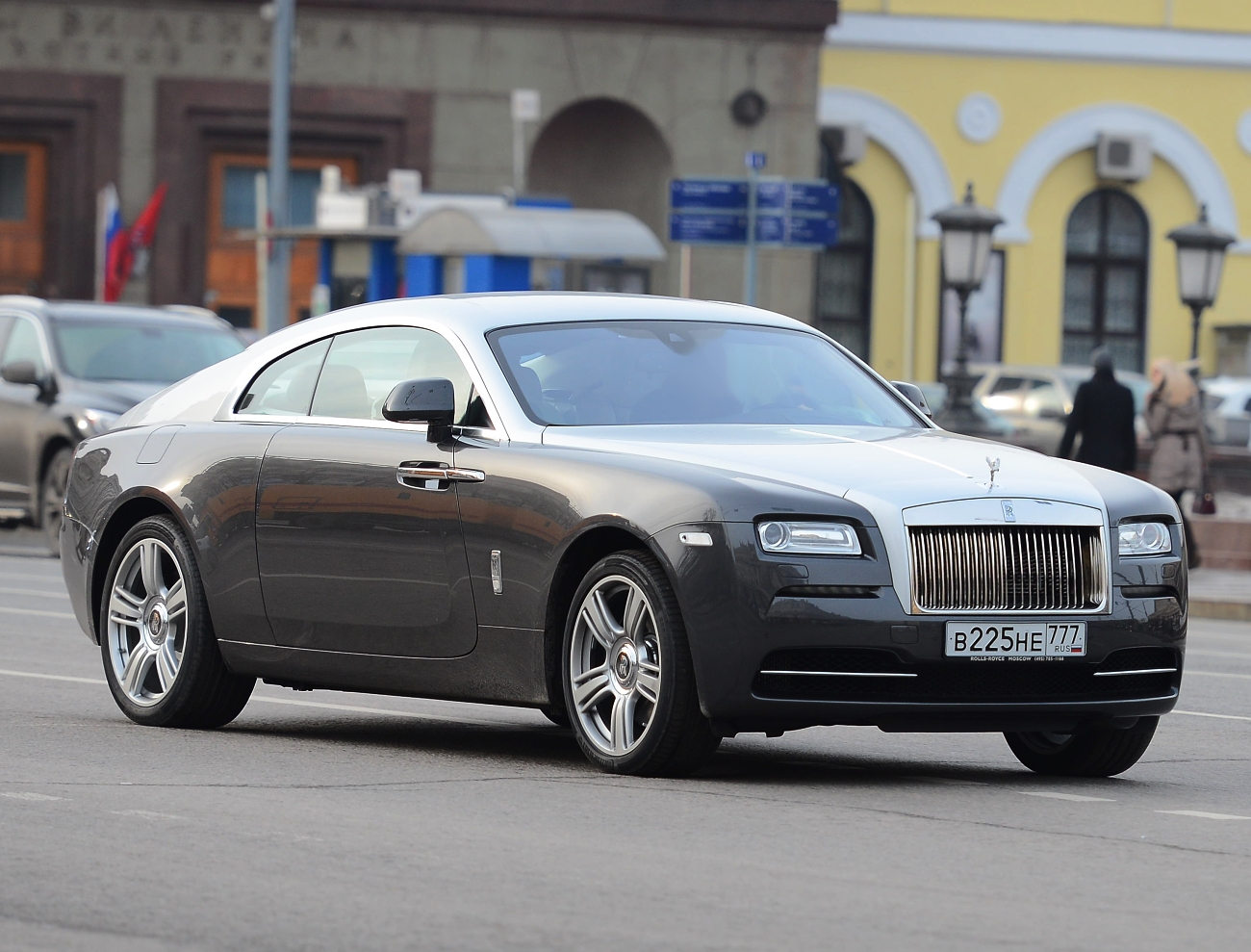 Роллс россия. Rolls Royce Wraith 777 777. Rolls Royce 777. Роллс Ройс врайт. Rolls Royce Wraith Москва.
