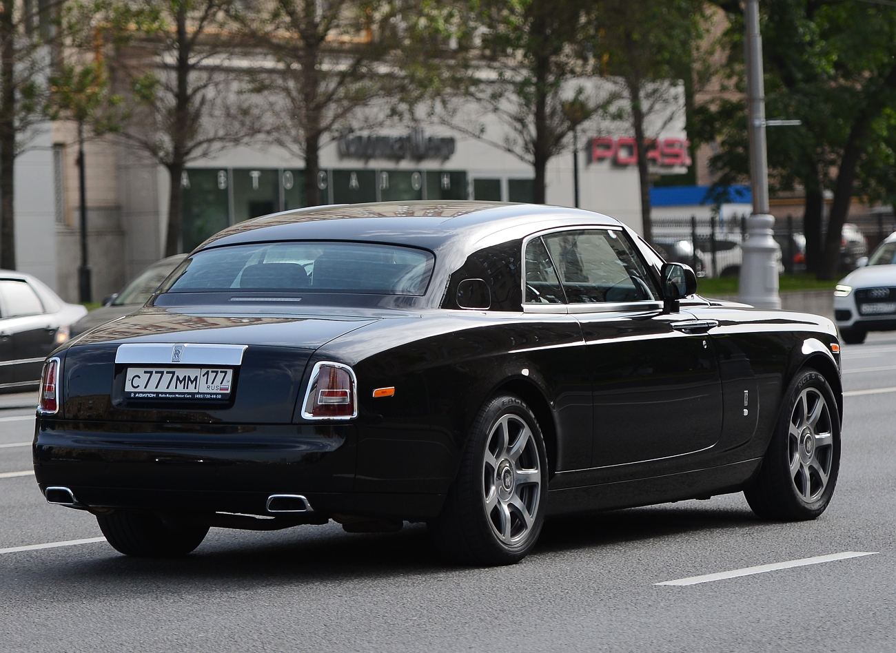 Роллс купе. Rolls Royce Phantom Coupe. Rolls Royce Phantom Coupe 2021. Rolls Royce Phantom купе. Роллс Ройс Фантом купе 2021.