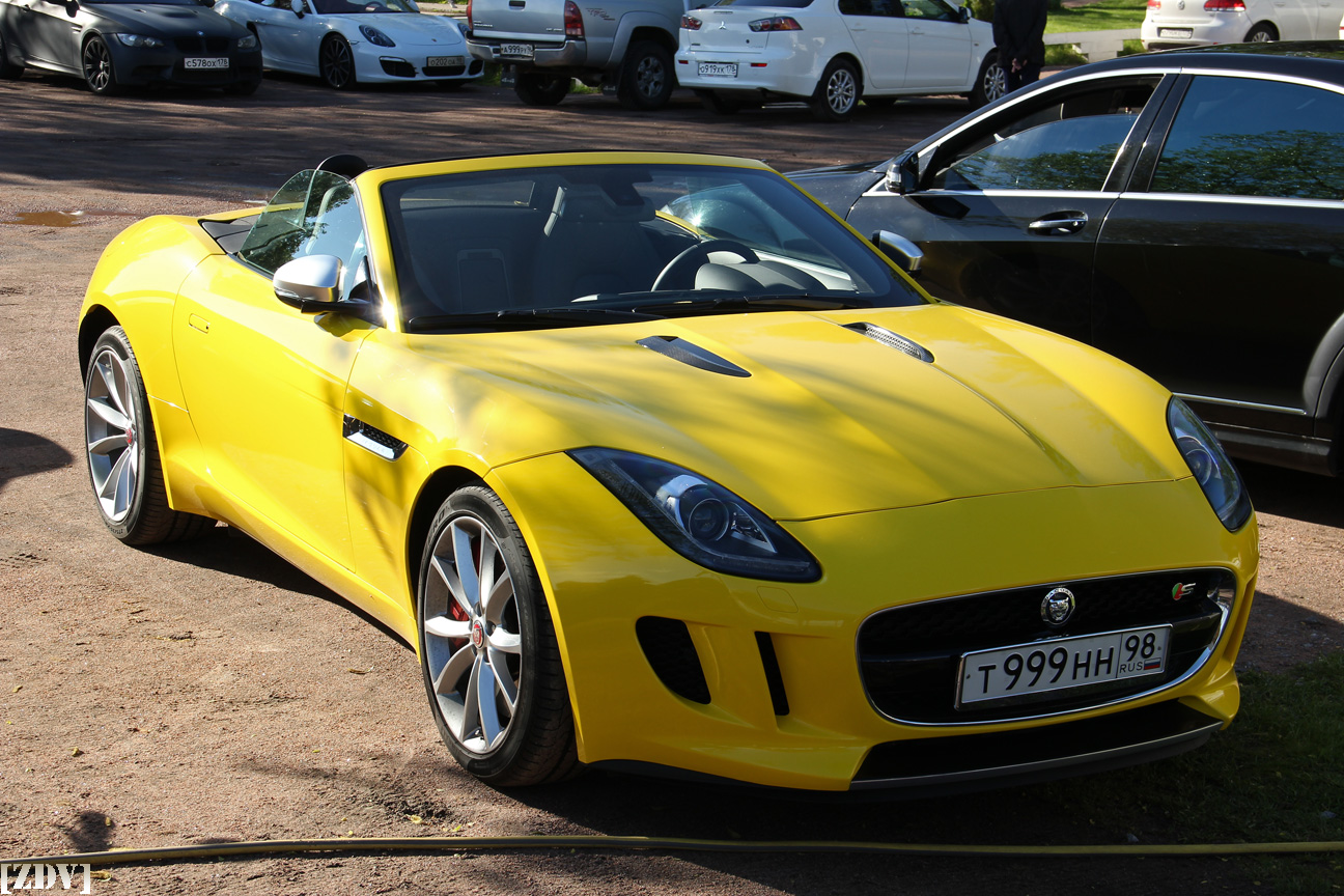 Jaguar f-Type желтый