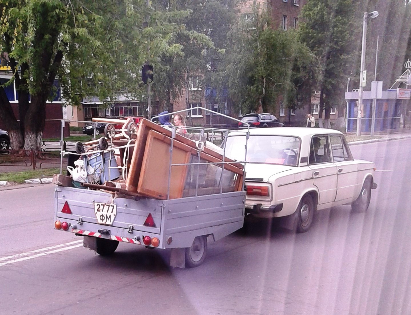 2777 ФМ, Trailers (1977) 